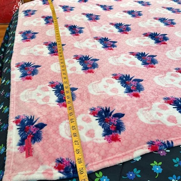 Betsey Johnson Oversized Plush Throw Skull Pink 70” X 50” - Picture 4 of 10
